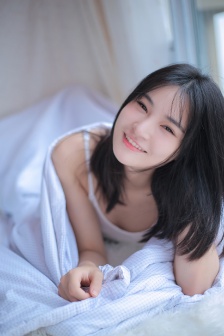 丰满的乳房